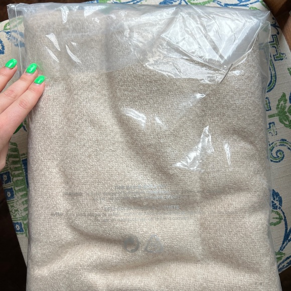 New! Frontgate Alpaca Boucle Throw Ivory 50’x 70’ - Picture 3 of 5